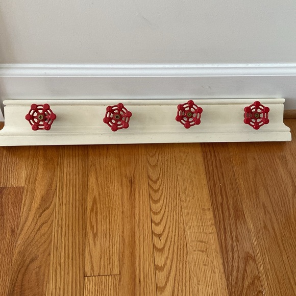 Clever Hanger from Plumbing Supplies. - Picture 5 of 13